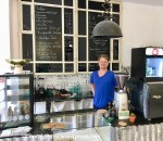 Darius empfängt die Gäste des Candy Farm Cafés.