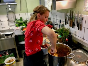 Veganes Restaurant Wildwuchs Neuruppin Küchenchefin Ulrike Lehmann bei der Arbeit - Foto ©Oliver Numrich