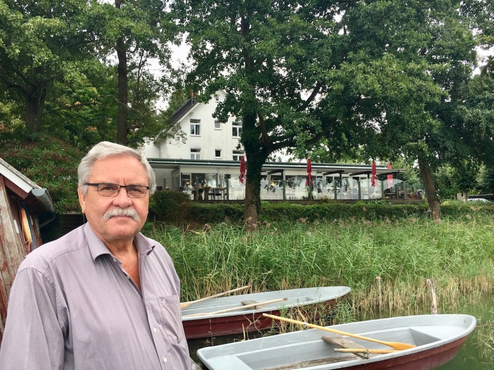 Reinhard Tänzer vor Seehof Lychen