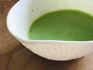 aufgeschlagener macha-tee