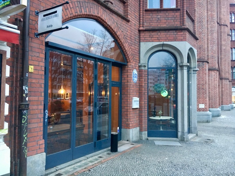 Das Lokal Kreuzberger Himmel ist in das große Kirchengebäude der St. Bonifatius-Gemeinde integriert. ©Oliver Numrich