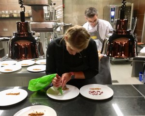 Julia Komp richtet einen Teller an. ©Oliver Numrich