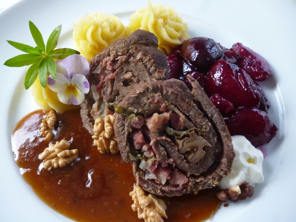 Roulade vom Wildschwein aus dem Stechliner Forst gefüllt mit Walnüssen, dazu Gewürzkuchensoße eingekochte Kompottfrüchte und Kartoffel-Sellerie-Stamp