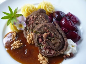 Roulade vom Wildschwein aus dem Stechliner Forst gefüllt mit Walnüssen, dazu Gewürzkuchensoße eingekochte Kompottfrüchte und Kartoffel-Sellerie-Stamp