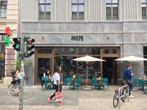 JOSEPH AMO BERLIN AUSSEN ©Oliver Numrich