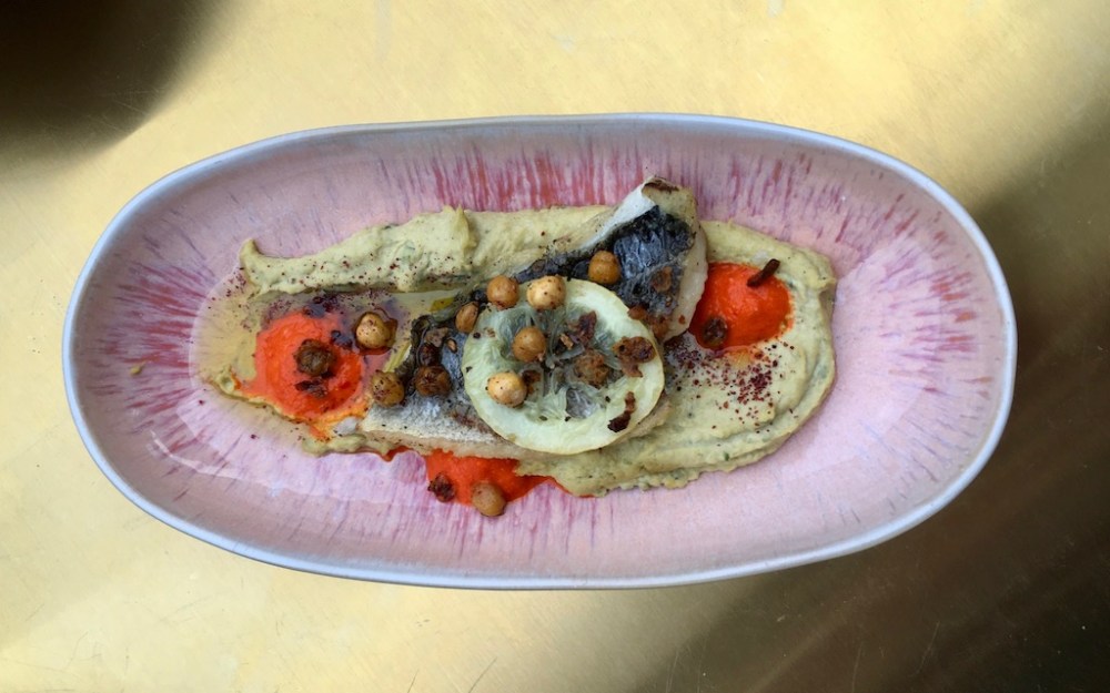 JOSEPH AMO BERLIN GERICHT Dorade auf Grünem Hummus mit Harissa ©Oliver Numrich