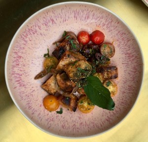 JOSEPH AMO BERLIN Orientalisches Panzanella aus Tomaten Brot Salat ©Oliver Numrich