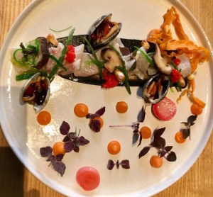 Ceviche Azul mit Wolfsbarsch-Vongole-Süßkartoffel und Chilli Kaviar