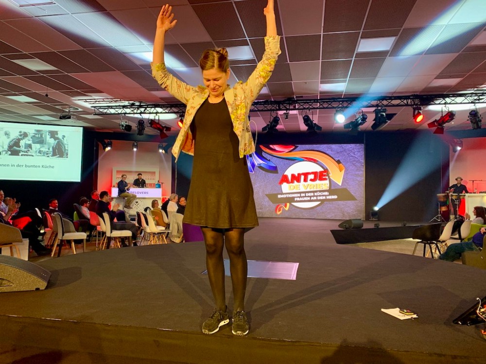 Antje de Vries vor dem Sprung von der Bühne F&B&E Kongress Accor ©Oliver Numrich