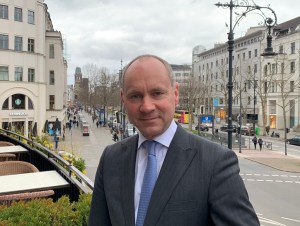 Stefan Athmann General Mnager des Hotel Bristol Berlin auf dessen Terrasse zum Kurfürstendamm©Oliver Numrich Kopie